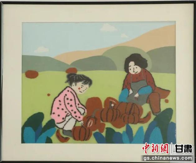 嘉峪關市新城鎮(zhèn)新城村農業(yè)產業(yè)園區(qū)內，母女兩人在摘南瓜。刺繡 馬艾米乃 繡稿 敬紅霞