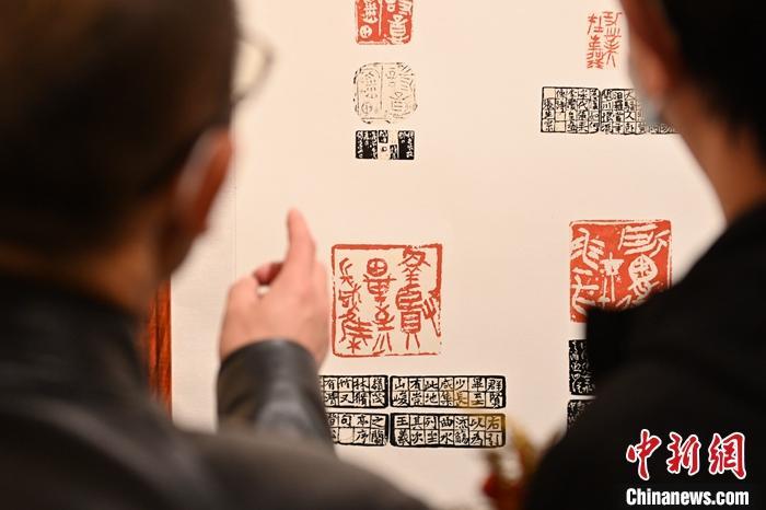 圖為甘肅蘭州，參展作品吸引參觀者。 中新社記者 李亞龍 攝