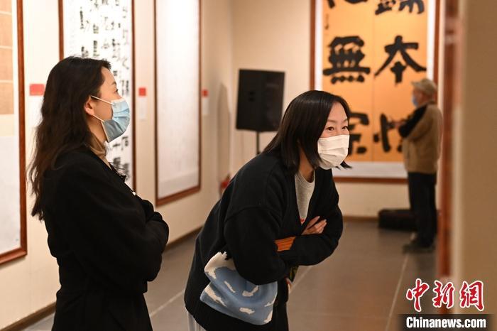 圖為甘肅蘭州，參展書法作品吸引參觀者。 中新社記者 李亞龍 攝