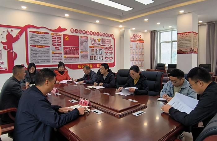 10月19日，康縣紀(jì)委監(jiān)委組織部分班子成員，辦公室、信訪室、案管室、審理室、紀(jì)檢監(jiān)察室等相關(guān)工作人員開展黨的二十大報(bào)告專題討論。.jpg