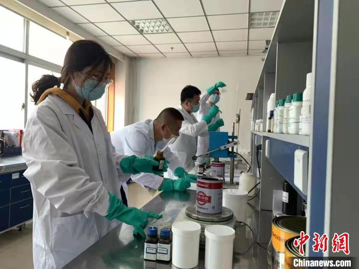 圖為肖菲(前一)帶領(lǐng)團隊研發(fā)水性涂料。(資料圖) 受訪者供圖