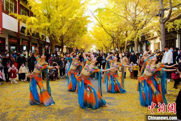 圖為秦州區(qū)文旅局組織的舞蹈隊帶來的舞蹈《絲路》?！∏刂輩^(qū)委宣布供圖