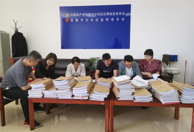 甘州區(qū)紀(jì)檢監(jiān)察干部會同財政、審計工作人員開展玉米制種款管理使用清查工作.jpg