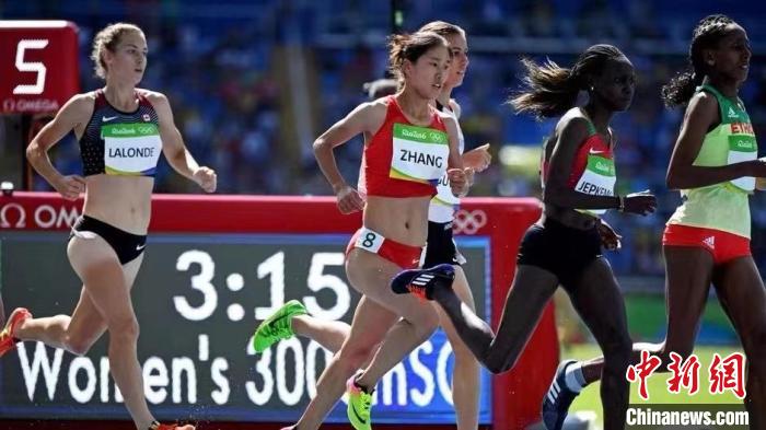 2016年8月，中國(guó)選手張新艷參加里約奧運(yùn)會(huì)田徑女子3000米障礙賽預(yù)賽。(資料圖) 受訪者供圖