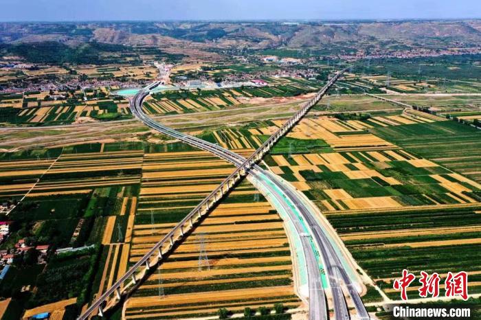 圖為甘肅境內(nèi)的高速公路。(資料圖) 甘肅省交通運(yùn)輸廳供圖