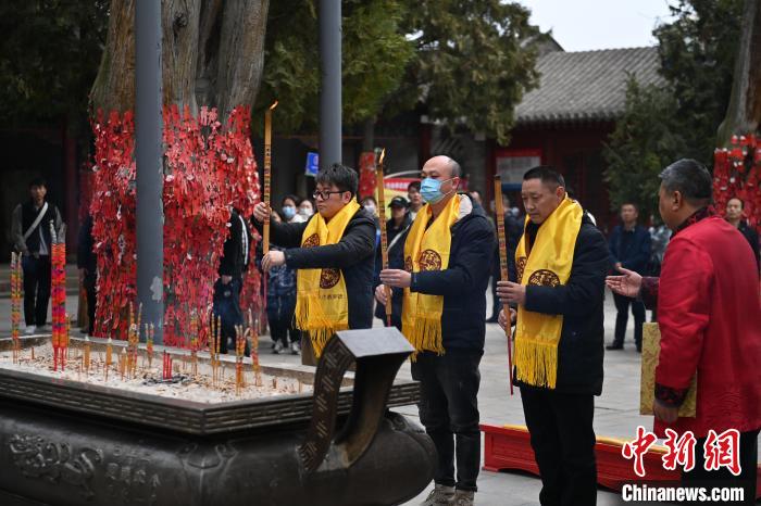 在甘肅天水市伏羲廟內(nèi)，參祭者雙手持香，祭拜人文始祖伏羲?！±顏嘄?攝