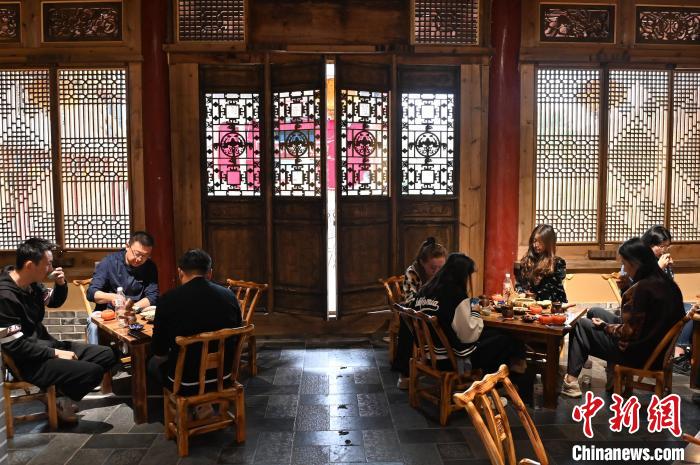 圖為甘肅天水市秦州區(qū)平南鎮(zhèn)蘇灣村民俗莊園內(nèi)的“圍爐煮茶”網(wǎng)紅打卡點(diǎn)。(資料圖) 李亞龍 攝