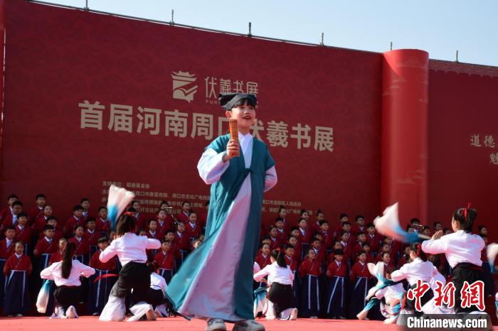 圖為學(xué)生們?cè)陂_幕式上誦讀經(jīng)典?！×赫赵?攝