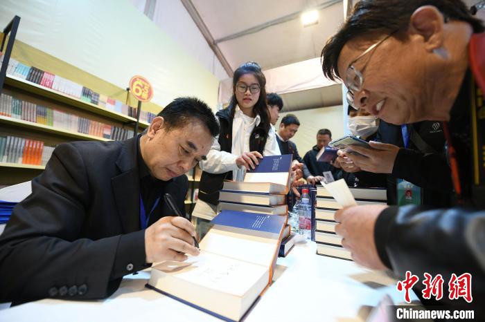 圖為作家王躍文現(xiàn)場(chǎng)簽名售書?！×赫赵?攝