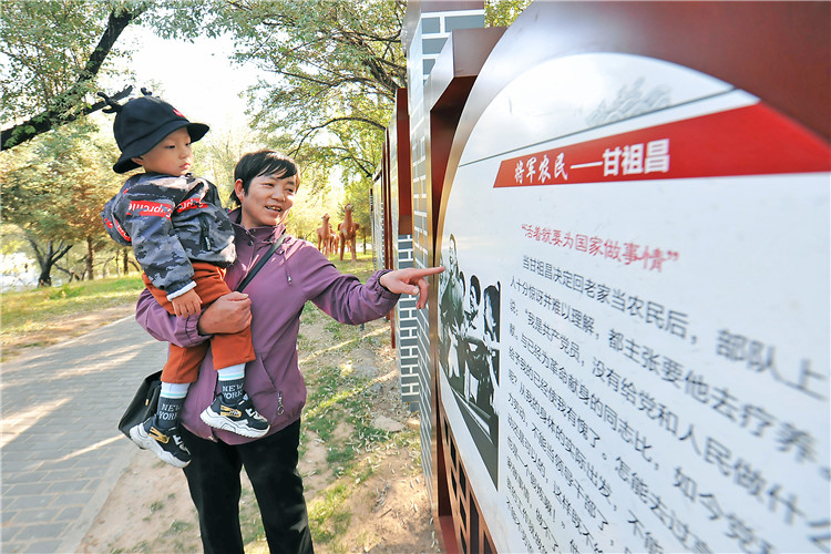 嘉峪關(guān)市紀委監(jiān)委通過實施“政治鑄廉、教育促廉、文化育廉、陣地助廉、監(jiān)督固廉”等“五廉”行動，深入推進新時代廉潔文化建設。圖為市民在迎賓湖絲路廉潔文化主題公園“勤廉楷模墻”接受廉潔文化教育。.jpg