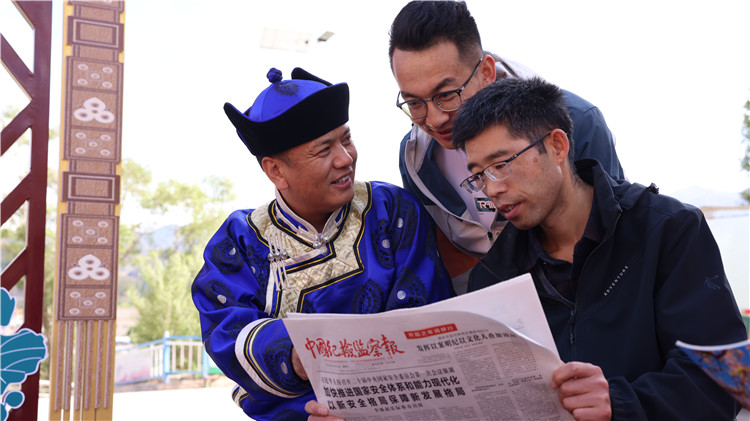 2023年6月8日，甘肅省張掖市肅南裕固族自治縣紅灣寺鎮(zhèn)紀委工作人員在一小區(qū)廉政文化主題廣場與社區(qū)居民拉家常，宣傳廉潔知識，共話廉潔文化.jpg