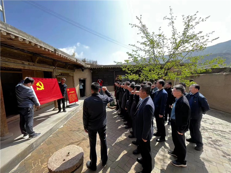 圖為臨夏州紀委監(jiān)委組織黨員干部在東鄉(xiāng)縣布塄溝黨史教育基地開展革命教育活動，賡續(xù)紅色血脈、汲取奮進力量、激發(fā)干事熱情。.png