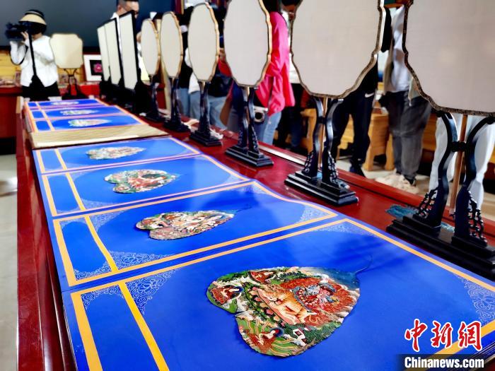 圖為唐卡延伸產(chǎn)品?！?zhí)砀?攝