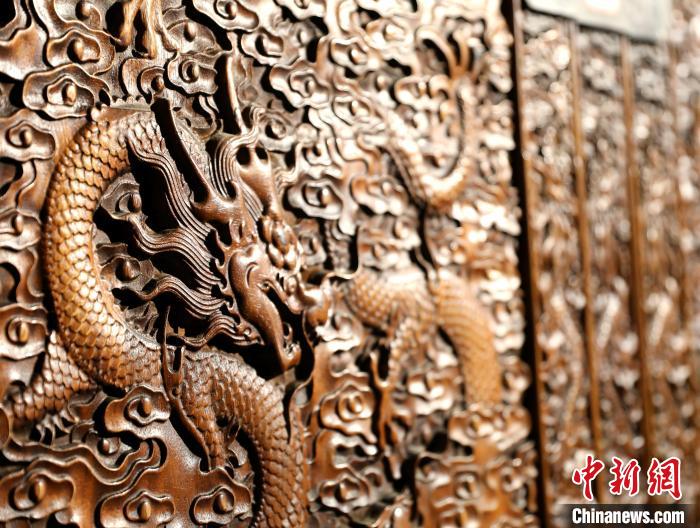 圖為青海永錄民俗博物館內(nèi)珍藏的中式家具細節(jié)展示?！⊙Φ?攝
