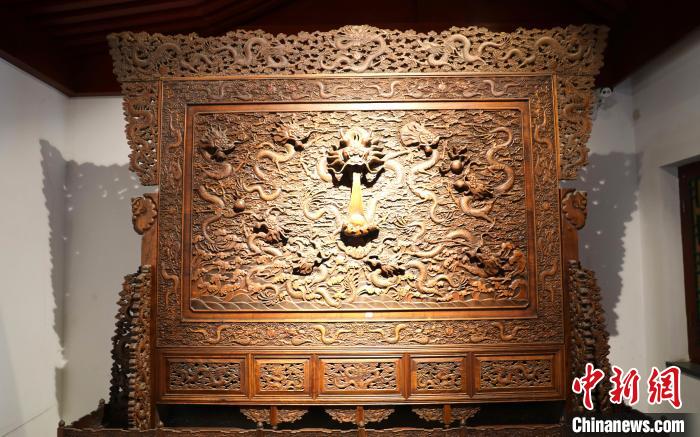 圖為青海永錄民俗博物館內(nèi)珍藏的中式家具。　薛蒂 攝