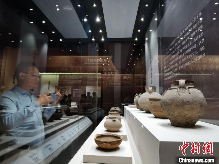 圖為河湟文化博物館展陳的陶器。　張?zhí)砀?攝
