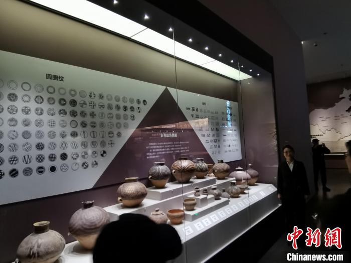 圖為河湟文化博物館展示的當(dāng)?shù)爻鐾敛侍盏募y飾類(lèi)別?！?zhí)砀?攝