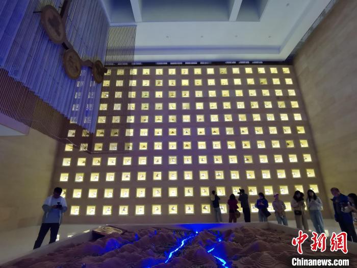 圖為河湟文化博物館序廳的左右彩陶墻放置的374件彩陶?！?zhí)砀?攝