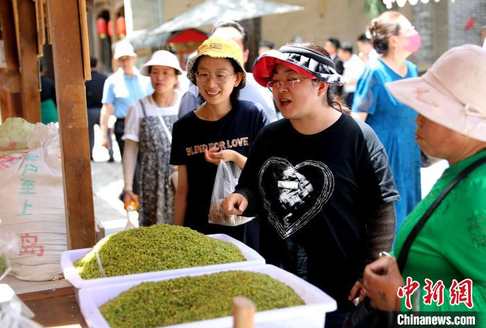 圖為民眾購買青海特色小吃?！⊙Φ?攝