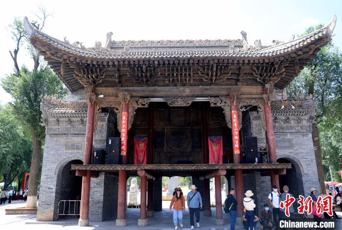圖為平安驛·河湟民俗文化體驗(yàn)地的戲樓?！⊙Φ?攝