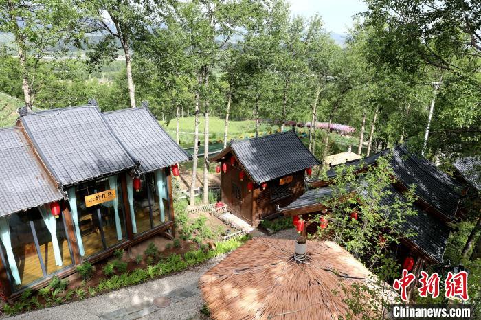 圖為景區(qū)內(nèi)依山而建的民宿?！⊙Φ?攝