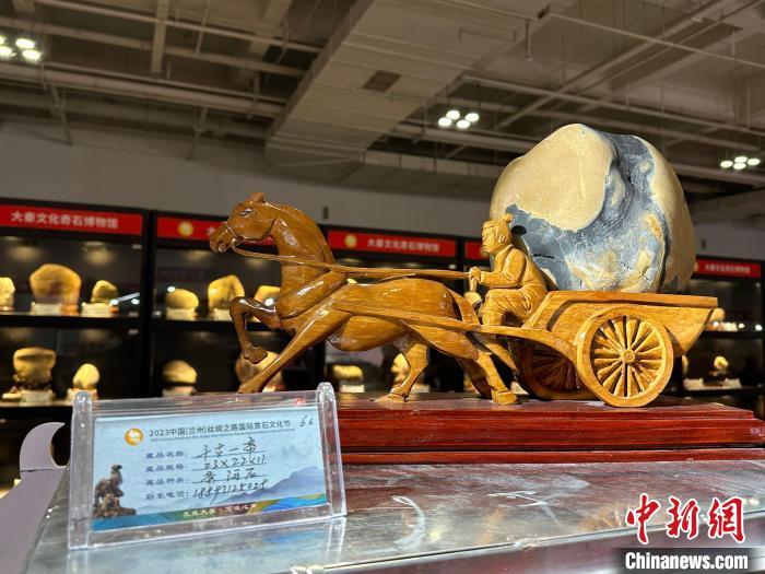 8月3日——7日，2023中國(蘭州)絲綢之路國際賞石文化節(jié)在甘肅國際會展中心舉行。圖為黃河石擺件《千古一帝》。楊娜 攝</p><p>