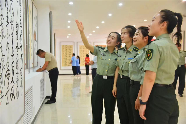 觀眾在南梁革命紀(jì)念館參觀甘肅省廉潔文化美術(shù)、書法、設(shè)計作品展.jpg