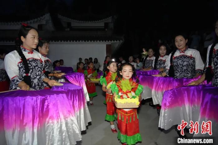 甘肅省西和縣姜席鎮(zhèn)晚霞湖畔，當?shù)孛耖g舉行盛大的乞巧儀式。魏朵朵 攝