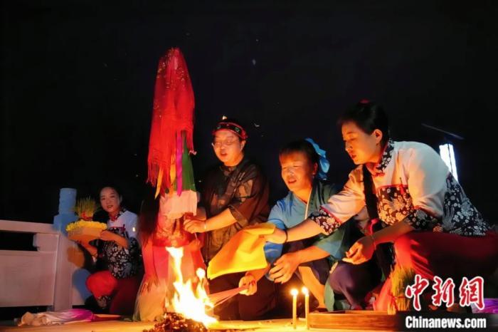 持續(xù)七天八夜的乞巧節(jié)正在西漢水上游的甘肅省西和縣進行。西和縣姜席鎮(zhèn)晚霞湖畔，民眾“巧頭”點蠟、炷香、焚裱紙、跪拜，準備將“巧娘娘”請進院。魏朵朵 攝