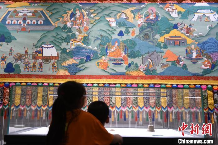 8月20日，兩名小觀眾參觀大型歷史題材卷軸唐卡“涼州會盟”。　戴文昌 攝