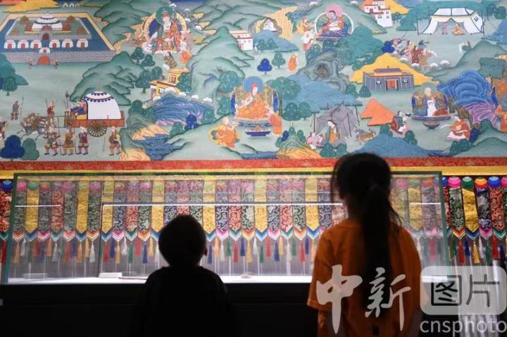 圖為觀眾參觀唐卡《涼州會盟》。 中新社記者 戴文昌 攝