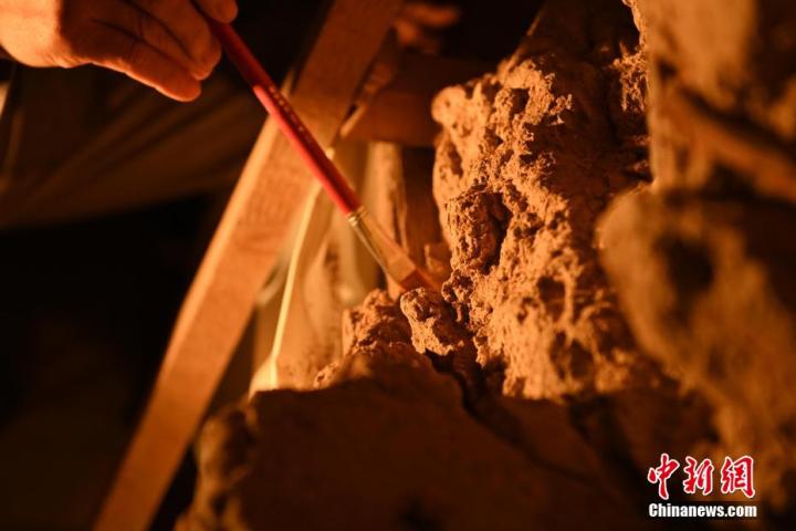 8月25日，文物修復(fù)師牟常有進(jìn)行文物修復(fù)工作。