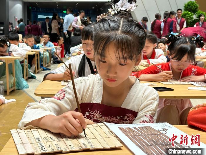 圖為小朋友在甘肅簡(jiǎn)牘博物館練習(xí)書(shū)法。　中新社記者 戴文昌 攝