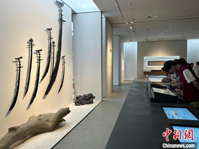 圖為觀眾在甘肅簡(jiǎn)牘博物館參觀。中新社記者 戴文昌 攝