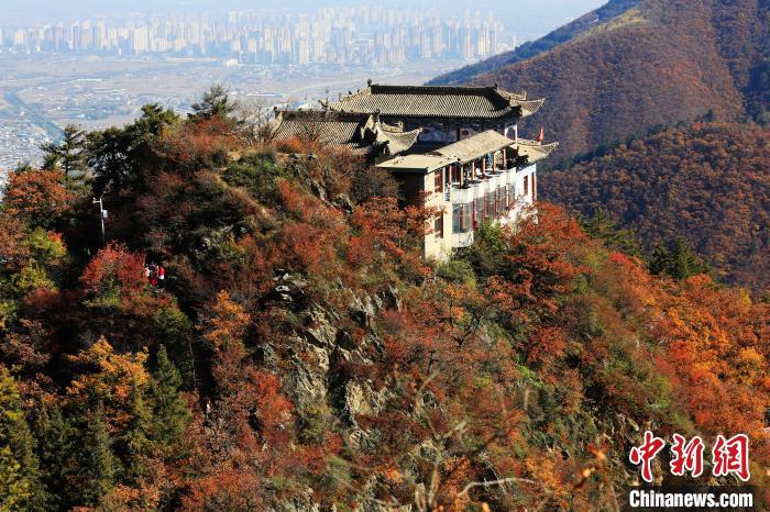 深秋，位于蘭州市榆中縣的興隆山，漫山遍野成五彩顏色。張?zhí)鞂?攝