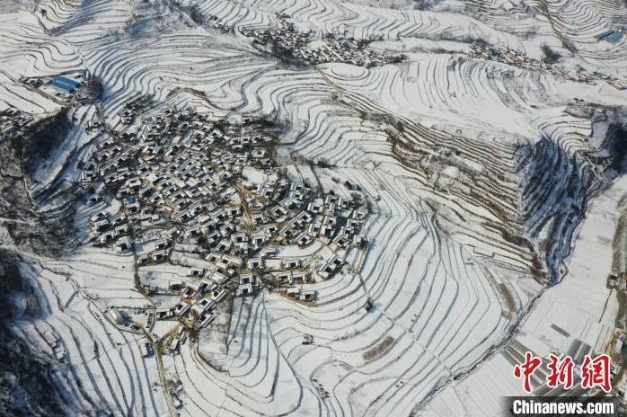圖為航拍甘肅隴南市西和縣的“雪后鄉(xiāng)村”。(資料圖)張平良 攝