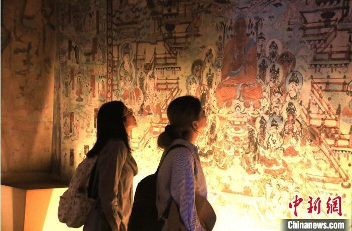 2023年8月27日，游客在甘肅省敦煌市博物館參觀文物展。張曉亮 攝(資料圖)