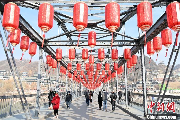 1月30日，裝扮一新的中山橋?yàn)榧磳⒌絹淼男麓杭压?jié)增添節(jié)日氛圍。九美旦增 攝</p><p>