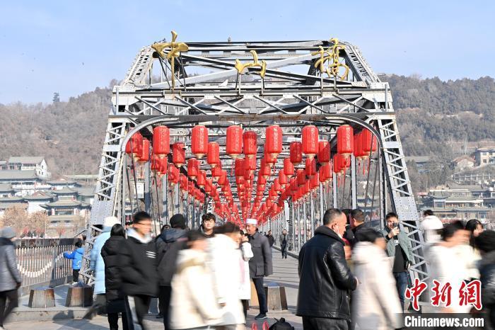 1月30日，裝扮一新的中山橋?yàn)榧磳⒌絹淼男麓杭压?jié)增添節(jié)日氛圍。九美旦增攝</p><p>