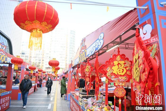 1月30日，蘭州街頭琳瑯滿目的年貨吸引顧客選購。九美旦增 攝</p><p>