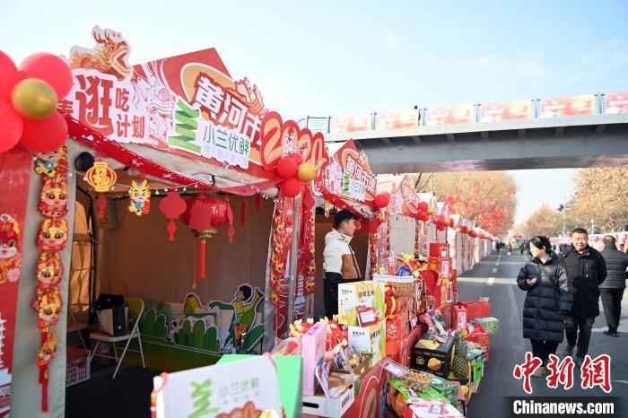 1月30日，蘭州黃河畔的年貨集市吸引顧客選購年貨。九美旦增 攝</p><p>