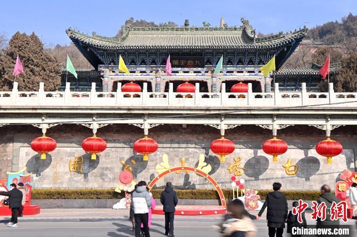 1月30日，裝扮一新的蘭州白塔山公園節(jié)日氛圍濃厚。九美旦增 攝</p><p>