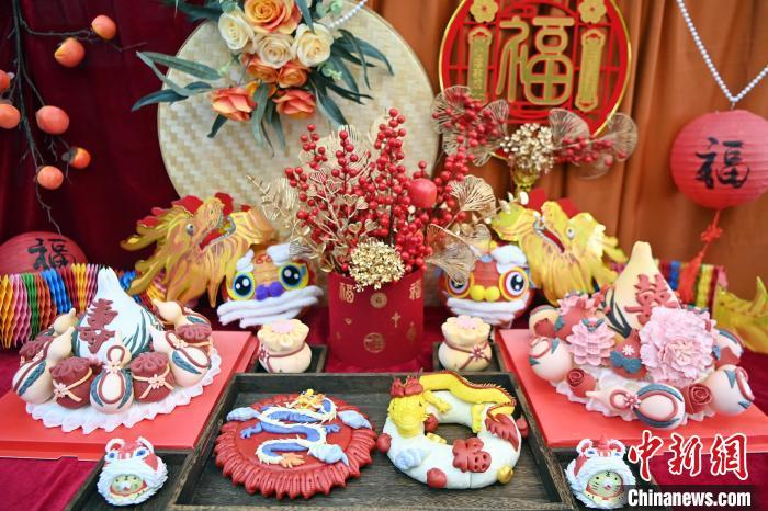1月25日，春節(jié)臨近，蘭州一花饃店“龍”元素花饃熱銷。圖為展出的“龍”元素花饃。九美旦增 攝