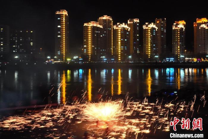 國家級非物質(zhì)文化遺產(chǎn)“打鐵花”在黃河岸畔落地。侯奇志 攝</p>
<p>