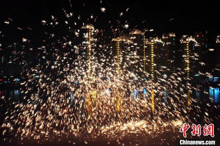 “過年打鐵花”是臨夏州永靖縣的民俗傳統(tǒng)。這項民俗表演，其實有著硬核技術作支撐，那就是入選國家級非遺的“永靖王氏生鐵冶鑄技藝”。侯奇志 攝</p>
<p>