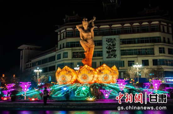 2024年春節(jié)期間，敦煌市中心盤(pán)旋路上的反彈琵琶燈組。王斌銀 攝