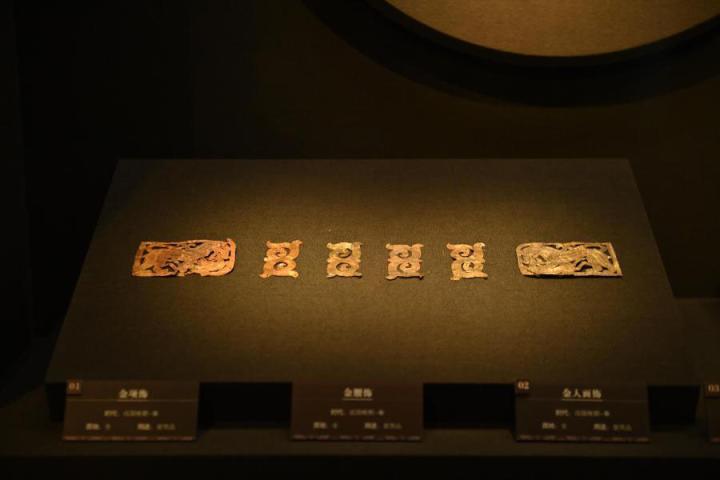 張家川縣馬家塬車輿博物館展陳的馬家塬遺址出土的金項飾、金腰飾、金人畫飾等。李亞龍 攝　　