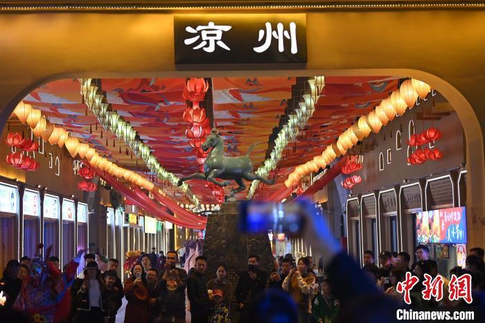 圖為游人拍攝煥然一新亮相的街區(qū)。李亞龍 攝</p>
<p>
