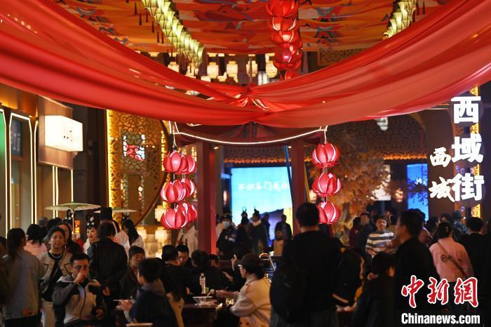 圖為街區(qū)現(xiàn)場游客絡(luò)繹不絕。李亞龍 攝</p>
<p>