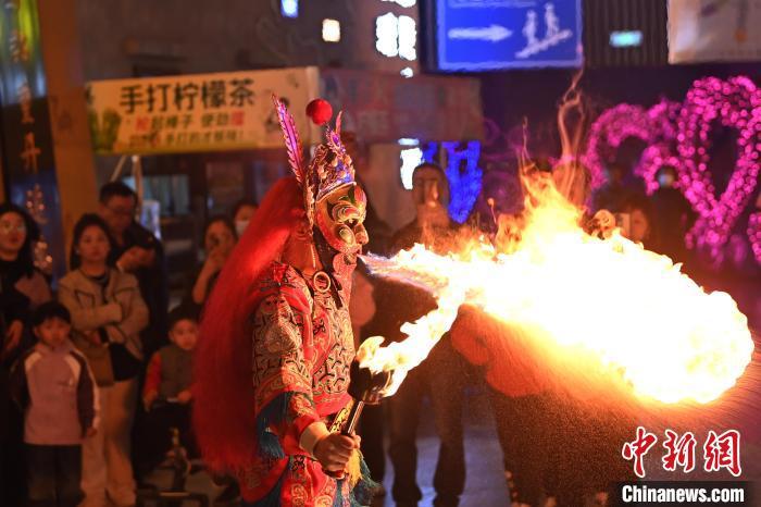 圖為工作人員進行雜耍表演。李亞龍 攝</p>
<p>